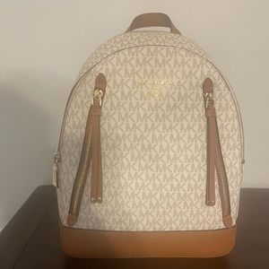 Michael Kors book bag pocketbook